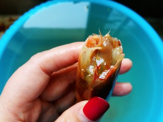 1、一虾三吃～阿根廷大红虾的花样吃法,虾子清洗干净，去除头部的脏东西