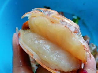 3、一虾三吃～阿根廷大红虾的花样吃法,用刀把虾子从虾背切开，注意不要切断