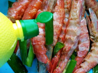 4、一虾三吃～阿根廷大红虾的花样吃法,全部搞好后，加入生姜葱和盐，滴几滴柠檬汁腌制30分钟左右