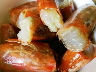 5、一虾三吃～阿根廷大红虾的花样吃法,腌制好的虾子去掉头部备用