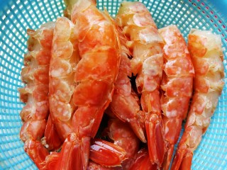 6、一虾三吃～阿根廷大红虾的花样吃法,身体部分用清水冲洗一下，沥干水分