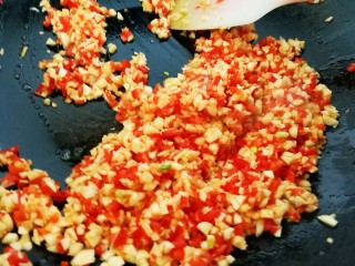 9、一虾三吃～阿根廷大红虾的花样吃法,黄油融化后倒入大蒜红辣椒碎爆香，关火