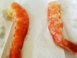 10、一虾三吃～阿根廷大红虾的花样吃法,虾子用吸油纸吸去多余的水份