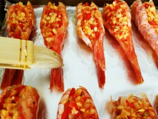 12、一虾三吃～阿根廷大红虾的花样吃法,用植物油把虾子外壳刷一下