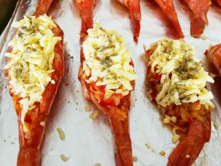 13、一虾三吃～阿根廷大红虾的花样吃法,一部分虾子上面撒满马苏里拉芝士，上面撒一点黑胡椒粉