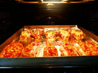 14、一虾三吃～阿根廷大红虾的花样吃法,放进预热好的烤箱里面，上下火中层220度烤制十分钟左右