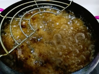 16、一虾三吃～阿根廷大红虾的花样吃法,油锅烧至八分热时倒入虾头炸熟