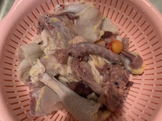 1、五子毛桃炖鸡汤,鸡洗干净，沥干水