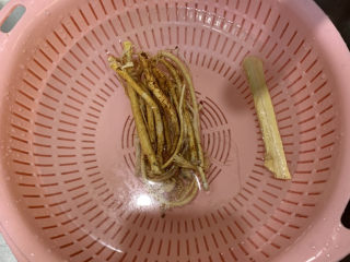 2、五子毛桃炖鸡汤,五子毛桃洗干净，沥干水