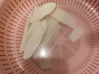 4、五子毛桃炖鸡汤,怀生洗干净，沥干水