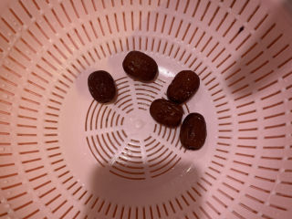 5、五子毛桃炖鸡汤,红枣洗干净，沥干水