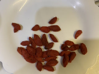 6、五子毛桃炖鸡汤,枸杞洗干净，沥干水