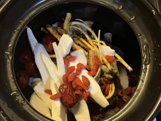 7、五子毛桃炖鸡汤,依次把材料放入锅里