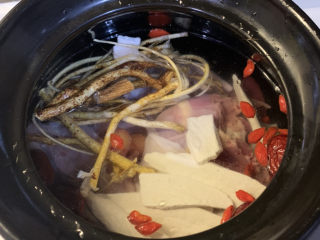 8、五子毛桃炖鸡汤,加入适量的清水