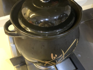 9、五子毛桃炖鸡汤,盖上锅盖，大火煮开后，转小火炖90分钟