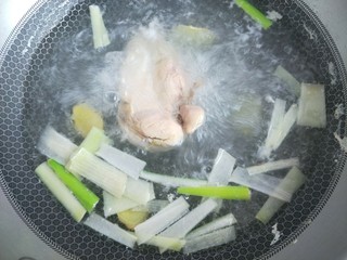 1、双菇鸡丝,先煮鸡胸肉，把肉整块放进锅里煮。锅里加葱姜料酒。