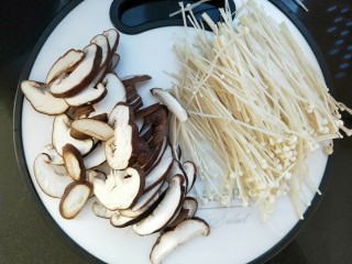 3、双菇鸡丝,把香菇洗净去蒂切片。金针菇去根撕开。