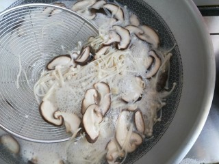 4、双菇鸡丝,煮沸焯水