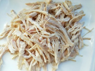 6、双菇鸡丝,把鸡肉手撕成肉丝