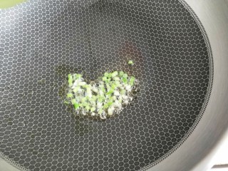 9、双菇鸡丝,再把葱花炒出香味。