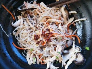 11、双菇鸡丝,然后加熟白芝麻，盐，生抽，醋，香油，鸡精。辣椒油。白胡椒粉搅拌均匀。