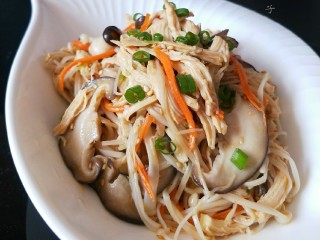 13、双菇鸡丝,微辣，爽口，好吃，而且鸡肉不柴不老。