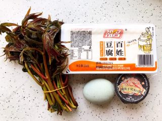 1、鲍鱼干贝XO酱拌香椿皮蛋豆腐,首先我们准备好所有食材