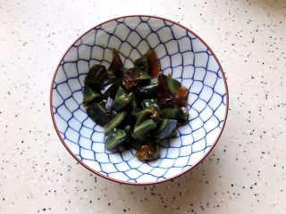 3、鲍鱼干贝XO酱拌香椿皮蛋豆腐,皮蛋去壳之后切成小块，不要切的太大