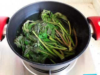 7、鲍鱼干贝XO酱拌香椿皮蛋豆腐,煮2分钟