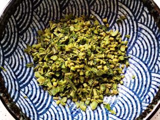 9、鲍鱼干贝XO酱拌香椿皮蛋豆腐,然后切碎，稍微切的碎一点