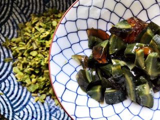10、鲍鱼干贝XO酱拌香椿皮蛋豆腐,加入皮蛋