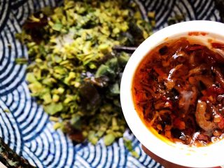 12、鲍鱼干贝XO酱拌香椿皮蛋豆腐,加入鲍鱼干贝XO酱