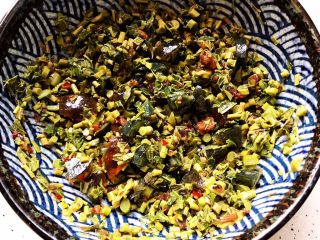 13、鲍鱼干贝XO酱拌香椿皮蛋豆腐,搅拌均匀