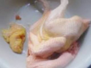 2、凤凰投胎(猪肚包鸡),姜块用刀拍扁,盛起备用,红枣用温水泡15分钟,捞起备用,白胡椒粒用汤匙背面压裂,放入锅里炒香,盛起备用,土鸡一只,洗净后砍掉头和脚。
