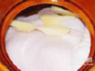 4、凤凰投胎(猪肚包鸡),用牙签把猪肚的开口处扎紧封口,放入砂锅,加入拍好的姜块、另一半的红枣和白胡椒粒,再加入水,以没过猪肚为宜。