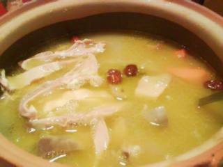 5、凤凰投胎(猪肚包鸡),将煮熟的猪肚捞起,晾凉,用刀切开,取出熟鸡切成块,猪肚切成片,将切好的猪肚和鸡放回到原汤中煮开,加入适量盐调味。先喝汤,再吃肉。既可以品尝到香浓扑鼻的猪肚,又同时吃到美味可口的鸡肉