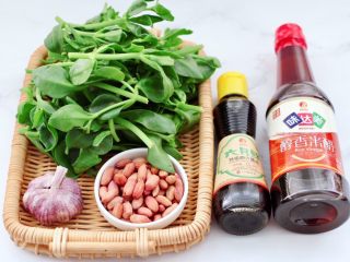 1、三七叶凉拌花生米,首先备齐所有的食材。