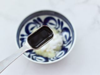 7、三七叶凉拌花生米,放入生抽调味调色。