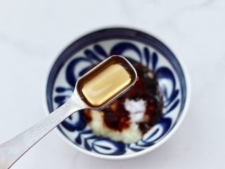 8、三七叶凉拌花生米,加入香醋增加口感。