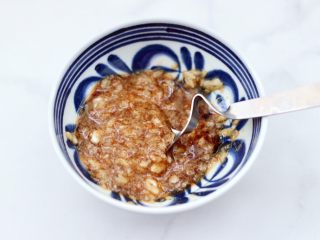 9、三七叶凉拌花生米,最后加入芝麻油搅拌均匀，拌菜汁就做好了。