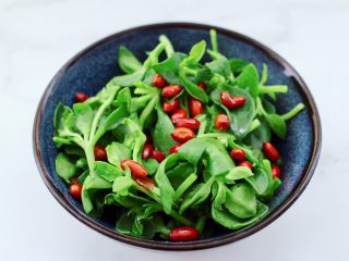 11、三七叶凉拌花生米,上面撒上炒熟的花生米。