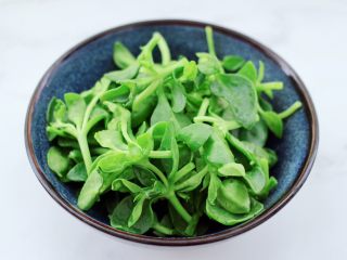 10、三七叶凉拌花生米,把沥干水分的三七叶，放入一个大一点的容器里。