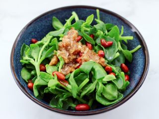 12、三七叶凉拌花生米,再倒入做好的拌菜汁。