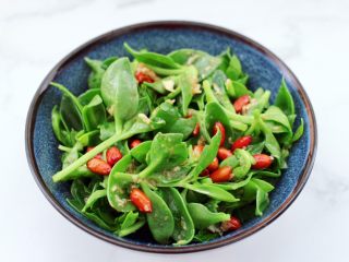 13、三七叶凉拌花生米,把所有食材调料混合搅拌均匀即可。