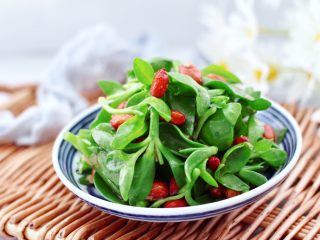 14、三七叶凉拌花生米,酸中带甜又有蒜香，味道棒极了。