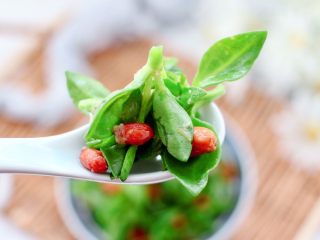 15、三七叶凉拌花生米,吃上一口神清气爽好舒坦。