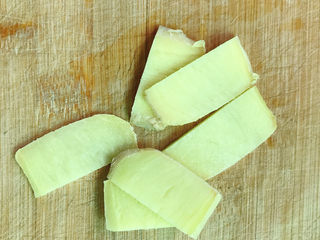 2、奶白鲫鱼豆腐汤,生姜切成片。