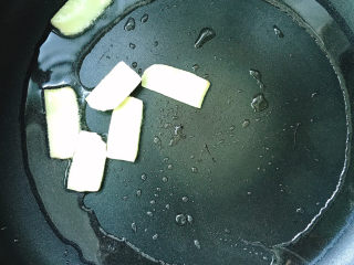 4、奶白鲫鱼豆腐汤,那将片炒出香味。