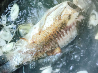 9、奶白鲫鱼豆腐汤,大火烧开