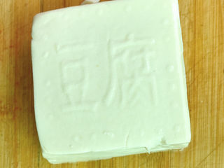 11、奶白鲫鱼豆腐汤,准备好豆腐。
